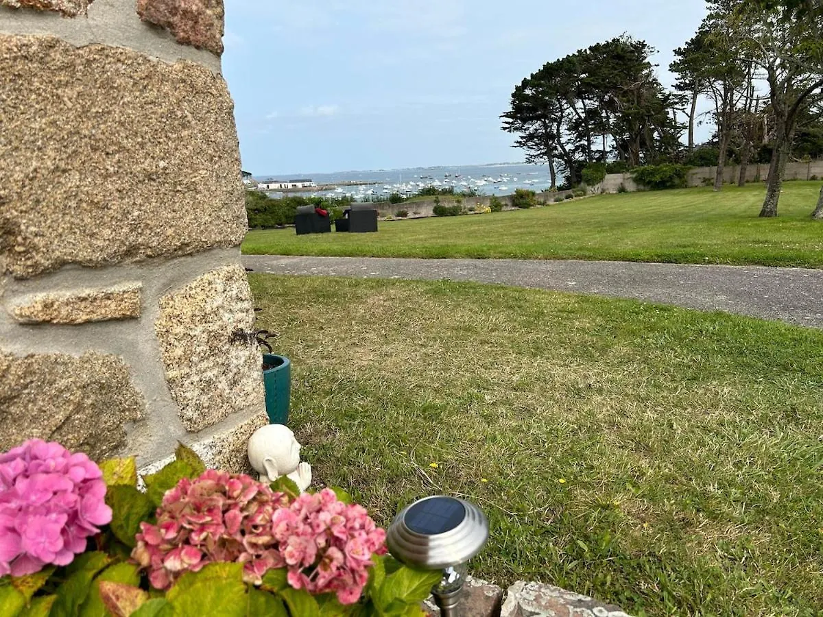 Ancienne Ferme En Pierre Devant La Mer Plouguerneau